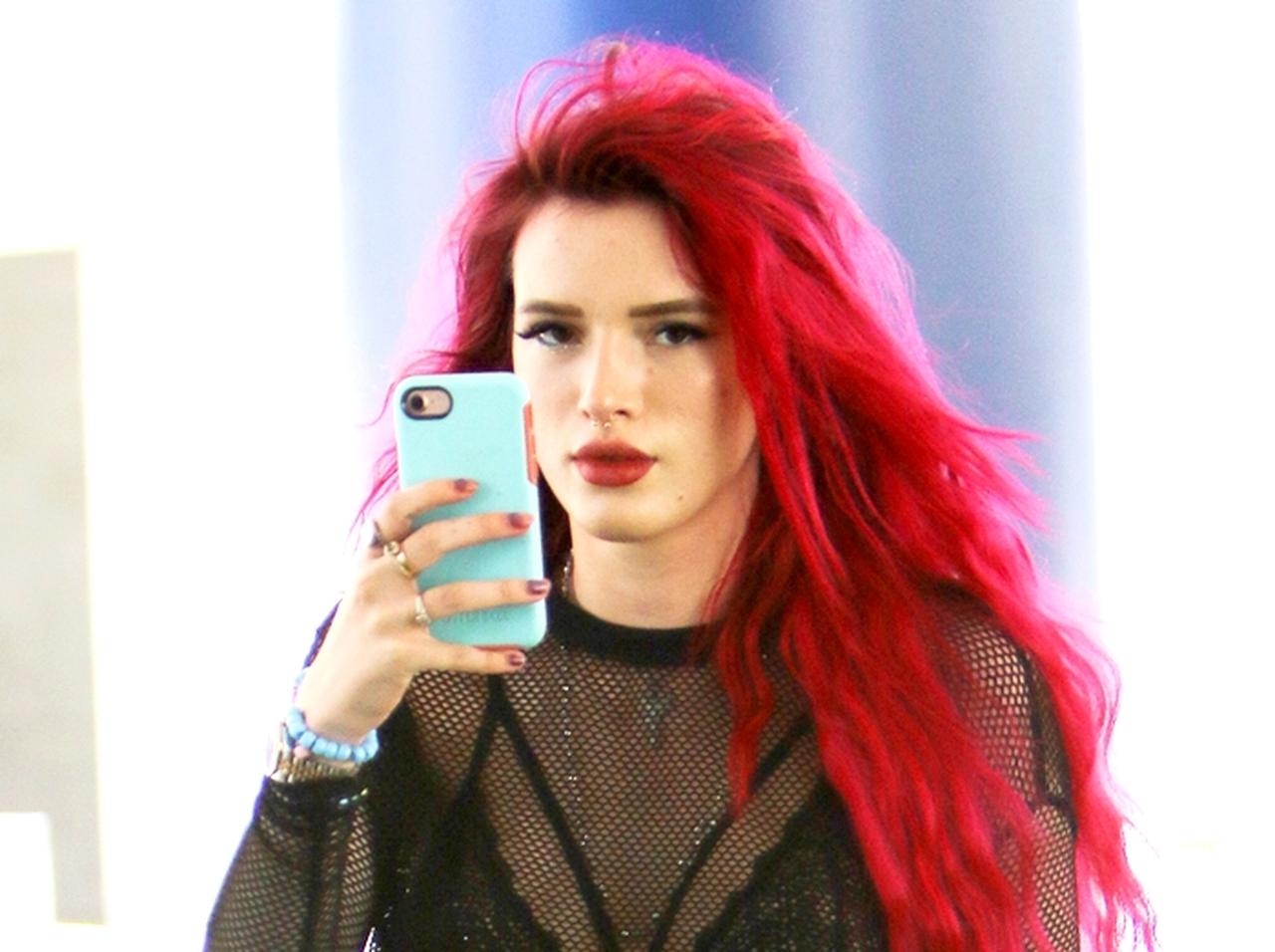 派手なヘアカラーを楽しむ『シェキラ!』ベラ・ソーン、次はピンク色に