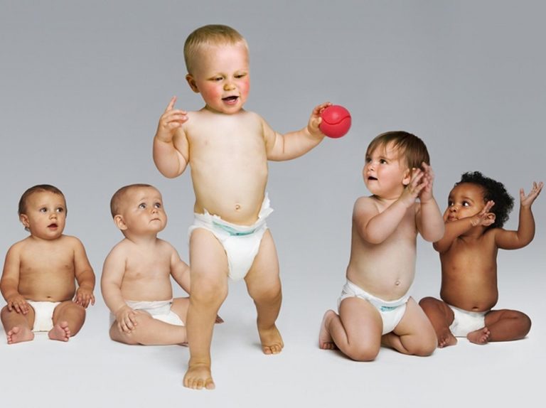 5日で再生回数9千万回超え！産まれたての赤ちゃんが歩く姿に全世界が驚愕