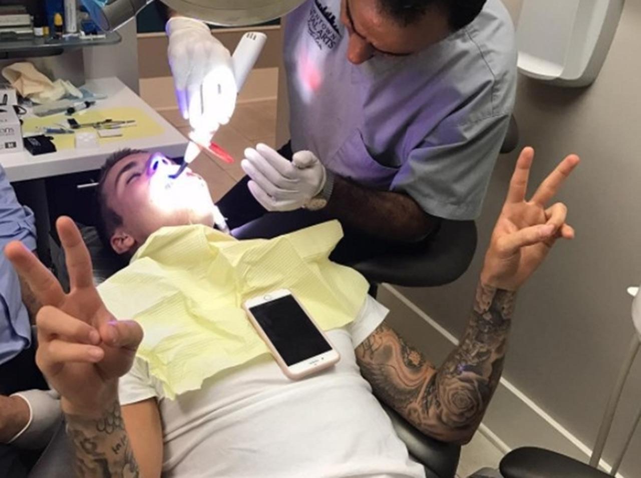 【悲報】ジャスティン・ビーバーの歯が欠ける