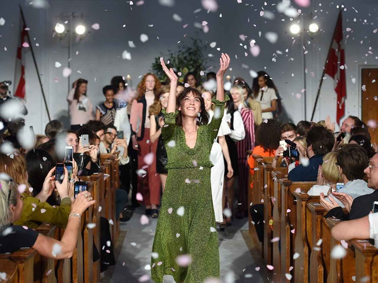 早くも売り切れ続出!アレクサ・チャン、自身のブランドのサマーコレクションを発売