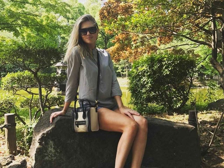 祝25歳！ケイト・アプトン、日本での誕生日は巨大顔入りケーキでお祝い