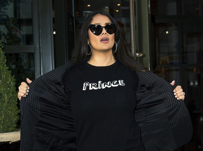 サルマ・ハエックがパパラッチにＴシャツをアピールした理由