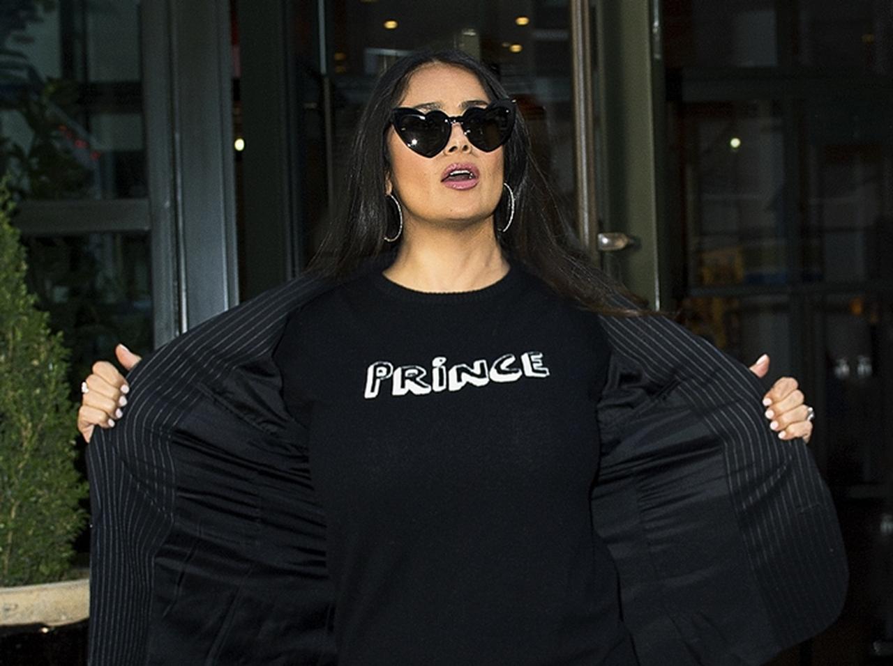 サルマ・ハエックがパパラッチにTシャツをアピールした理由