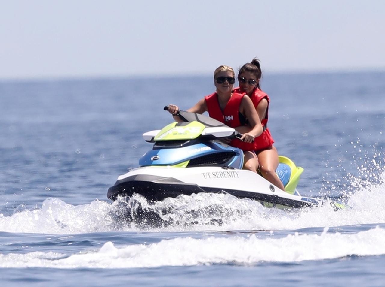 ソフィア・リッチーとシャンテル・ジェフリーズが美ボディ披露