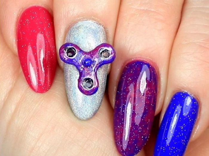 回るの?大人気のハンドスピナーがネイルアートに…その出来は