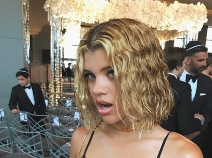 ソフィア・リッチー、大胆にも料理用ハサミでヘアカットする