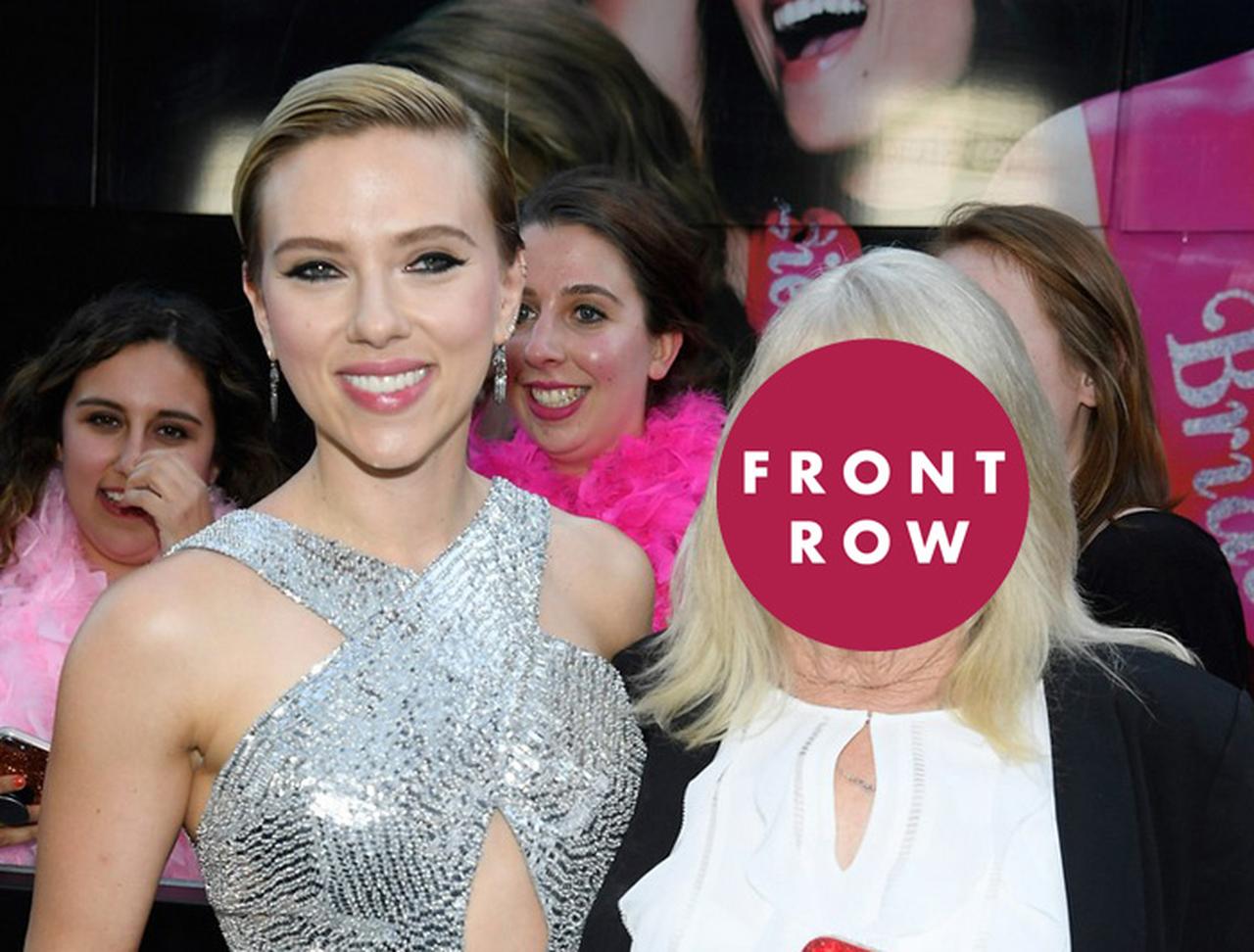 スカヨハが新作映画のプレミアに同伴した72歳のそっくりさんが美しい！