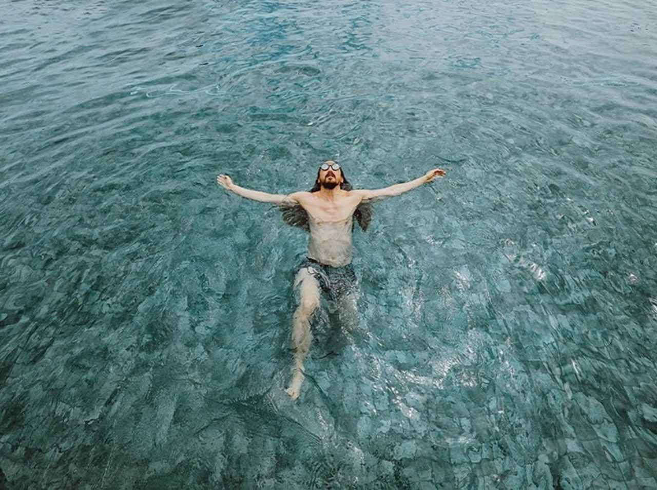 スティーヴ・アオキ、水面から髪の毛をあげる姿はヴィクシーモデルのよう