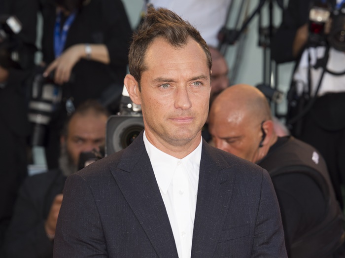 ジュード・ロウ、16歳の愛娘アイリスと仲良く変顔