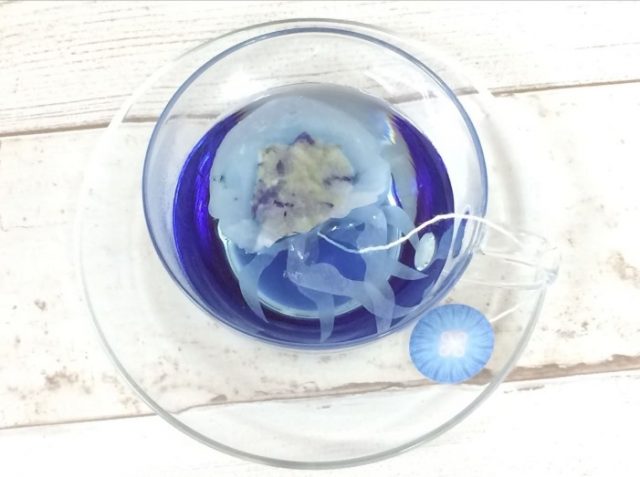 青いハーブティーのなかでクラゲが浮かぶ、クラゲティーバッグが発売