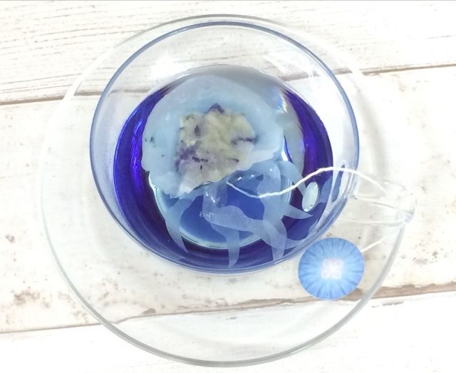 青いハーブティーのなかでクラゲが浮かぶ、クラゲティーバッグが発売