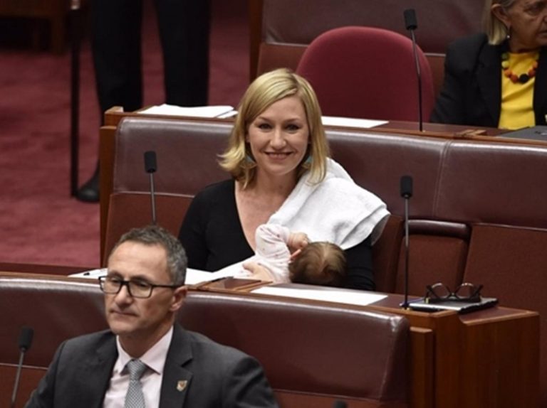 議会で法案提出中に授乳、オーストラリアの女性議員の行動に賛否両論