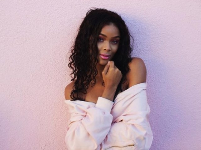 『13の理由』エイジオナ・アレクサスはフィットネス女子！割れた腹筋に惚れぼれ