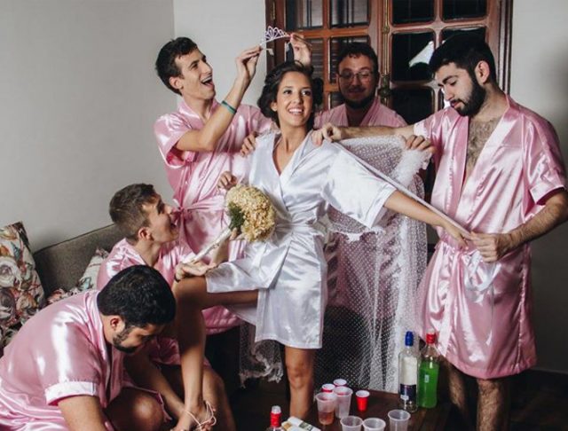 女友達がいない？ノープロブレム！男性ばかりのブライズメイドを従えた花嫁が楽しそう！