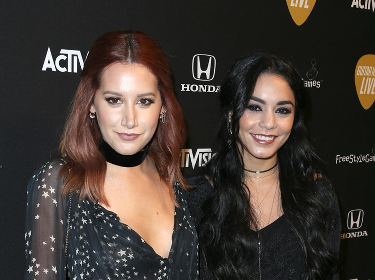 ヴァネッサ・ハジェンズとアシュレイ・ティスデイル、友人のバースデーをお祝い