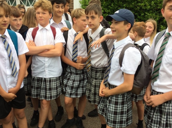 「暑くても半ズボン禁止」イギリスの男子生徒がスカートを履いて登校し抗議