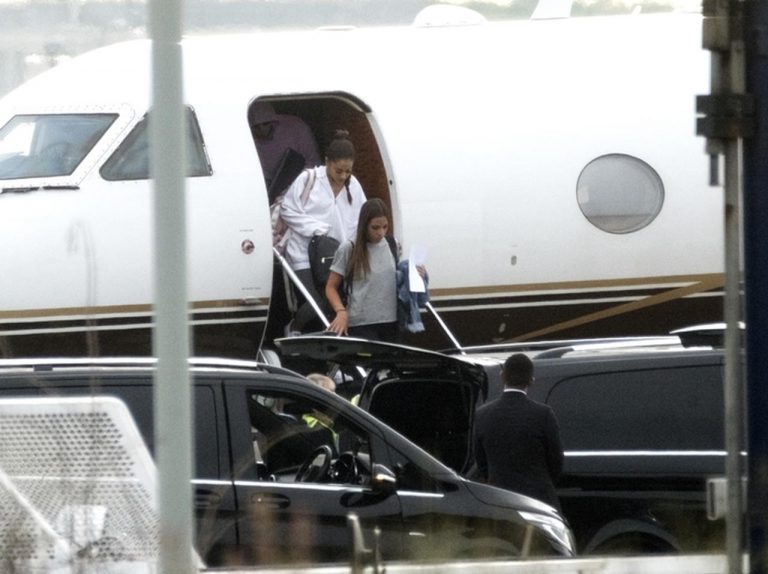 【特別入手】アリアナ・グランデが英マンチェスターに到着したところを激写!