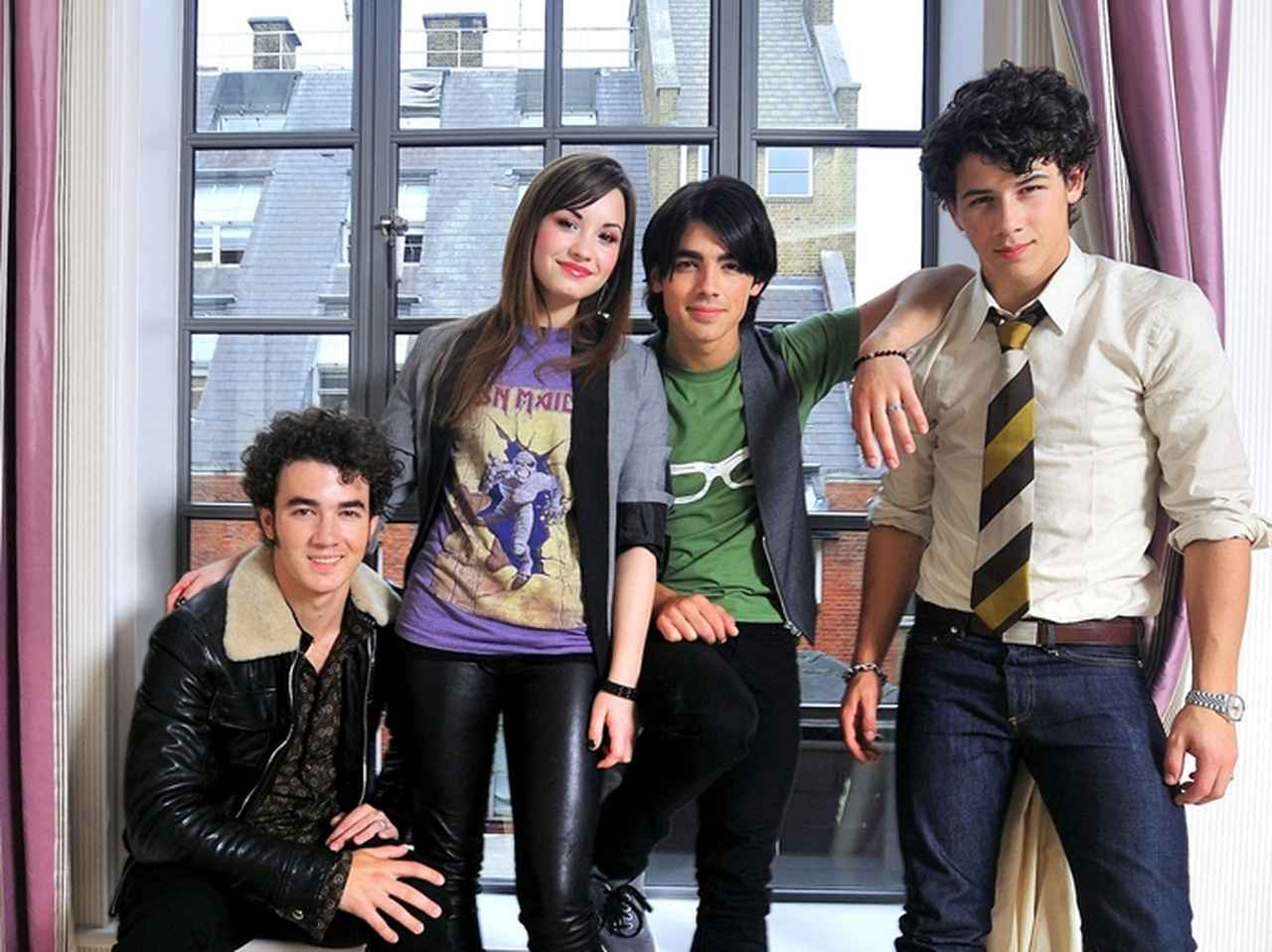 映画『キャンプ・ロック』放送9周年、ジョー・ジョナスは当時の髪型にツッコミ