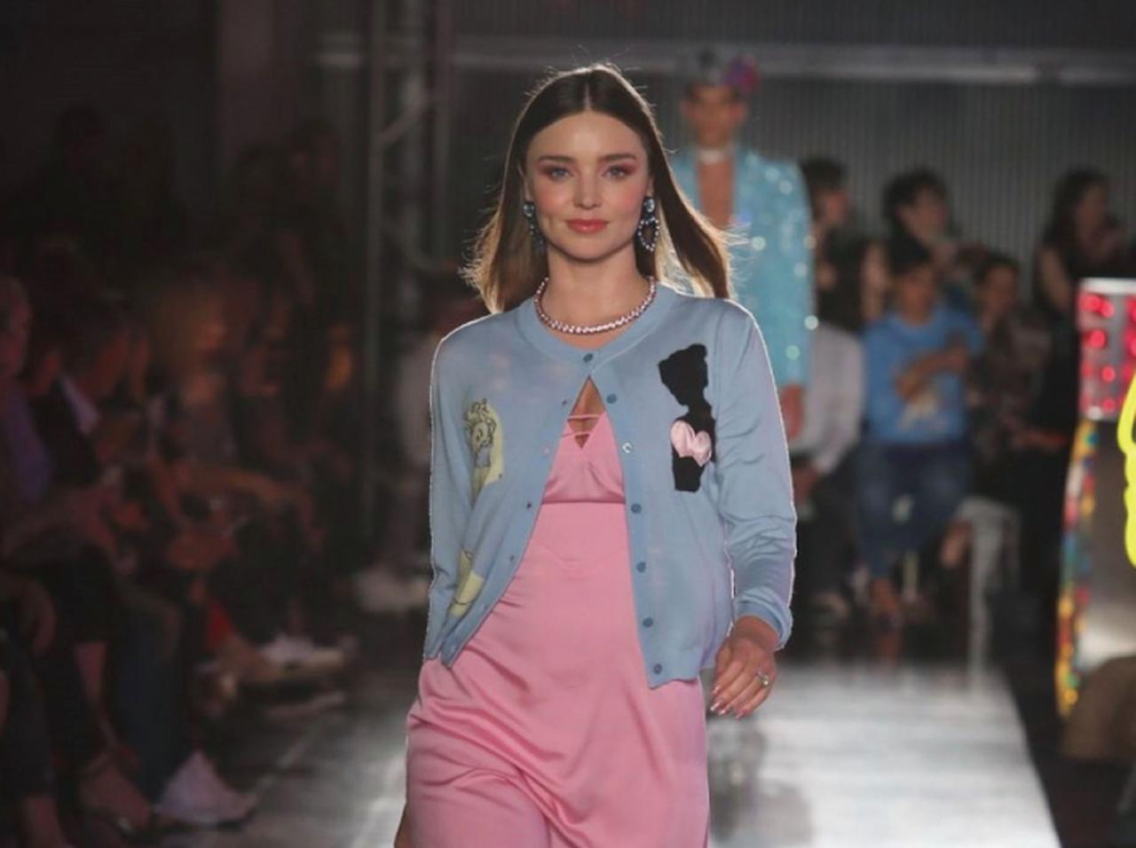 モスキーノのランウエイを歩いたミランダ・カーがキュートすぎ！