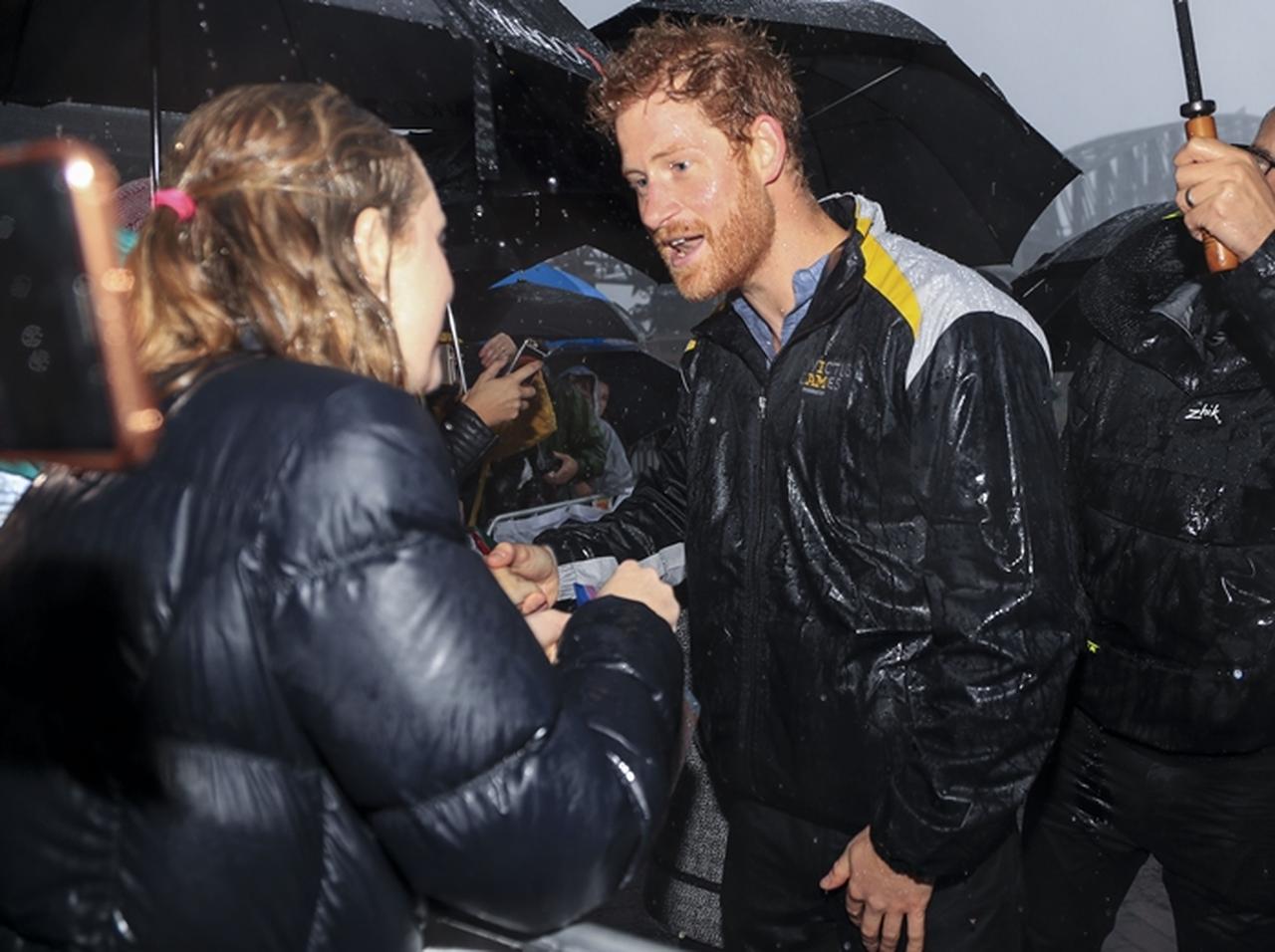 英王室ヘンリー王子ずぶ濡れになりながらファンにもらった心温まるものとは