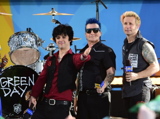 グリーン・デイがアクシデントを奇跡に変えて6万人大合唱