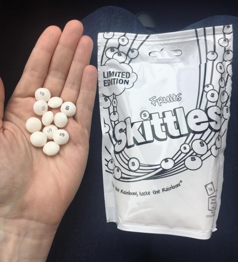 七色キャンディのスキットルズがLGBT月間に白色に変身したわけとは