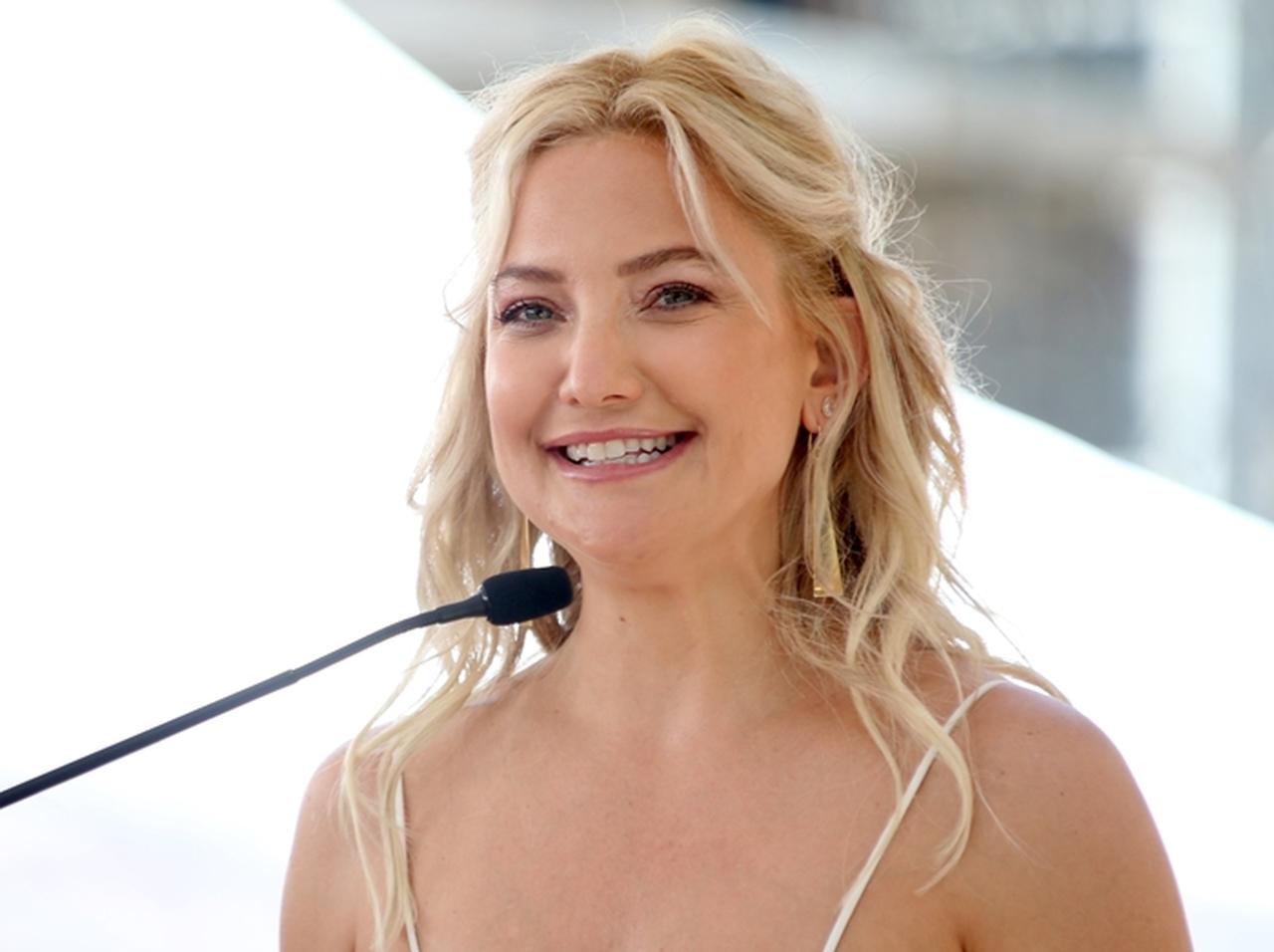 ケイト・ハドソン、ヘアセット中にタオル1枚でボン・ジョヴィの曲にノる→熱唱