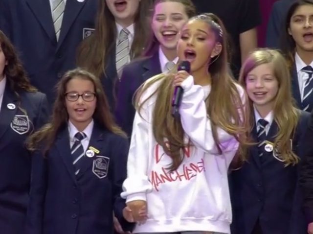 マンチェスター慈善コンサート、少年少女合唱団とアリアナが手をつないで合唱