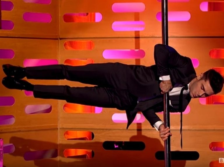 【動画アリ】ザック・エフロンがスーツ姿でまさかのポールダンスを披露!?