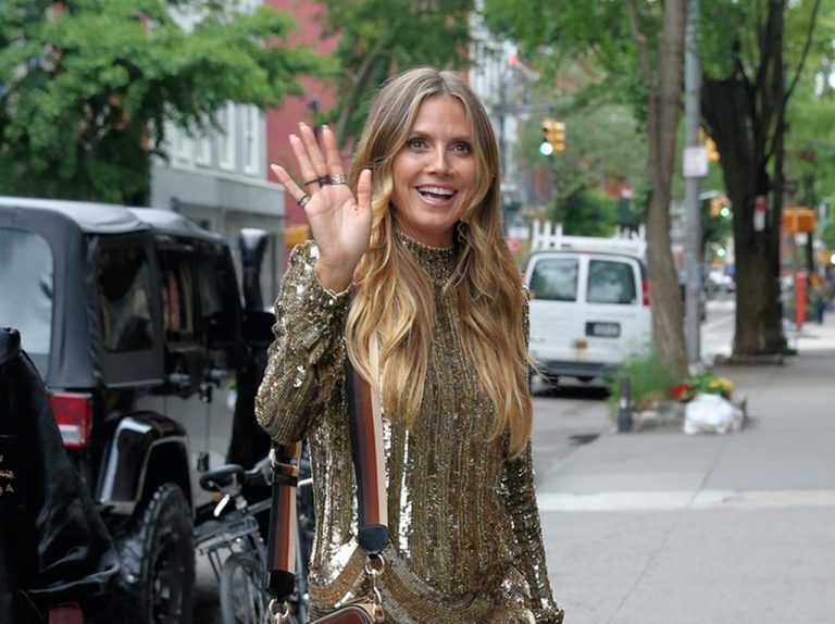 ハイディ・クルム、大型パネルにうつる自分の乳首をひたすら隠す