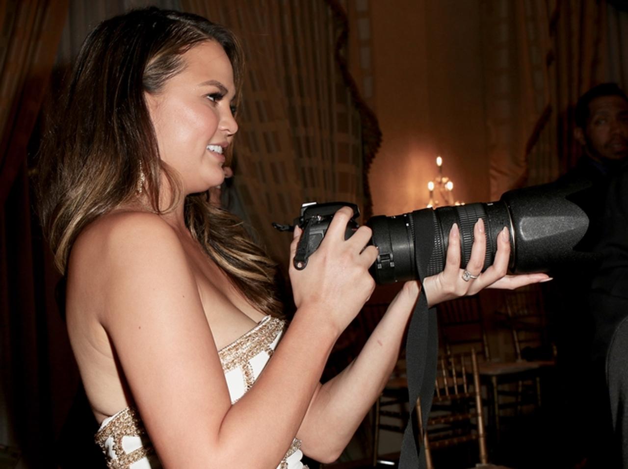 え、記者席にモデルのクリッシー・テイゲン？まさかのパパラッチに転身？