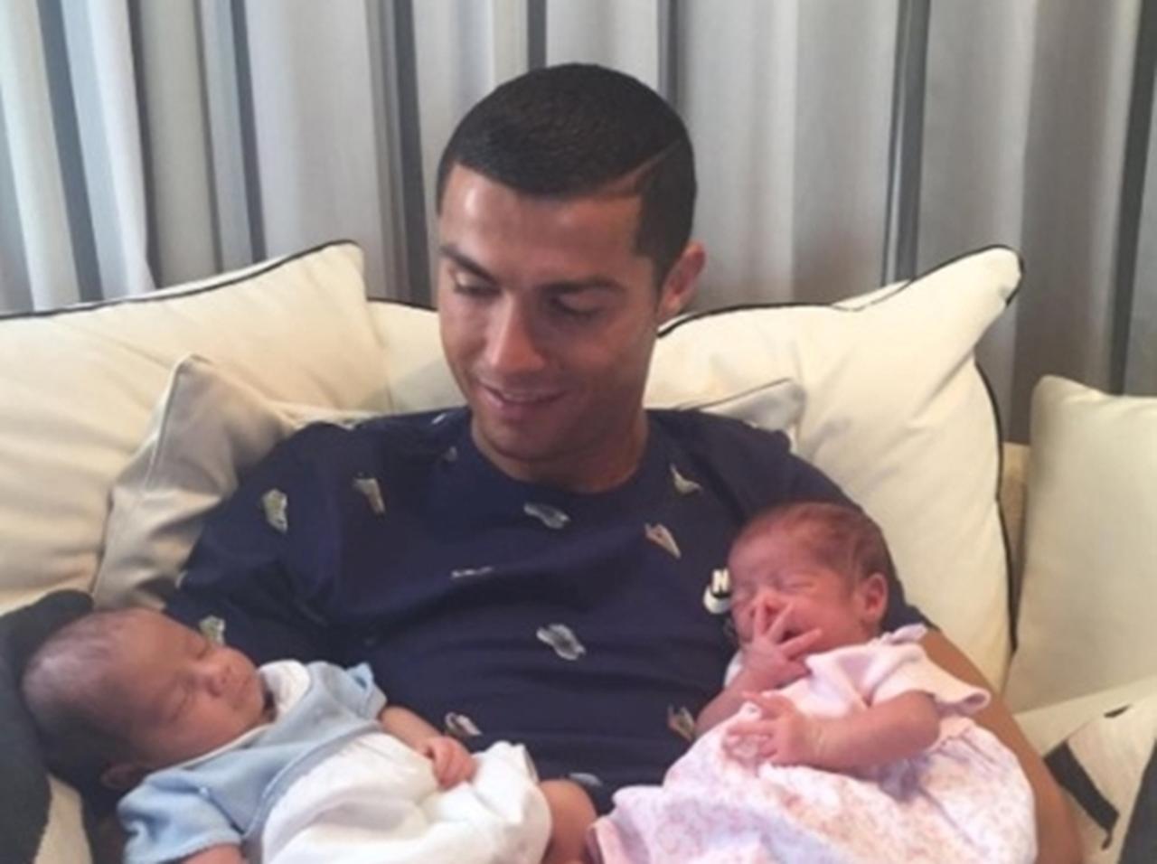 クリスティアーノ・ロナウドが誕生した双子と初対面!「すごく幸せ」