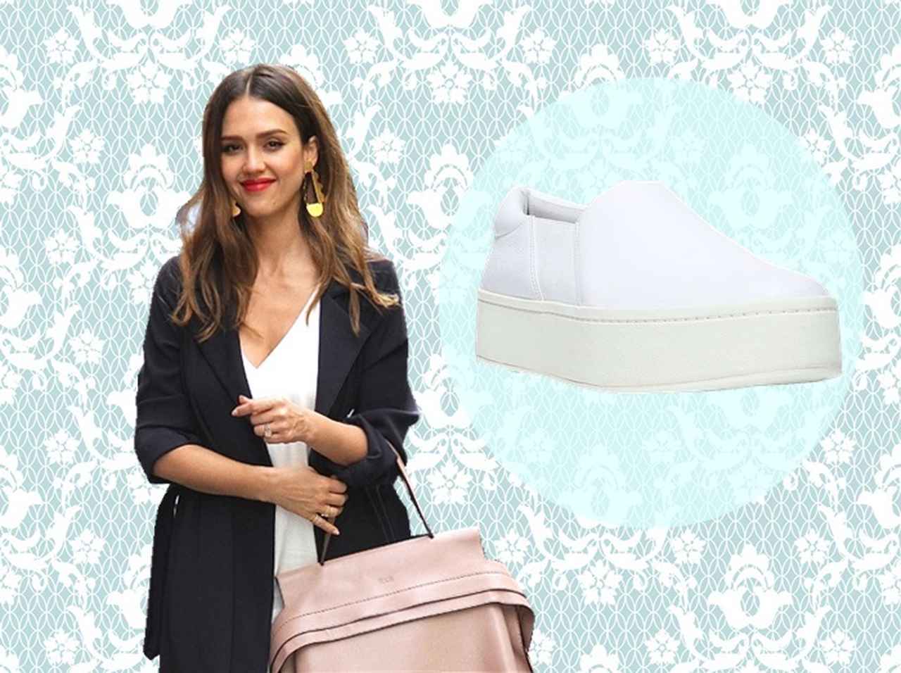 ジェシカ・アルバ、お気に入りの白スニーカーを2日間で4回も履き回し