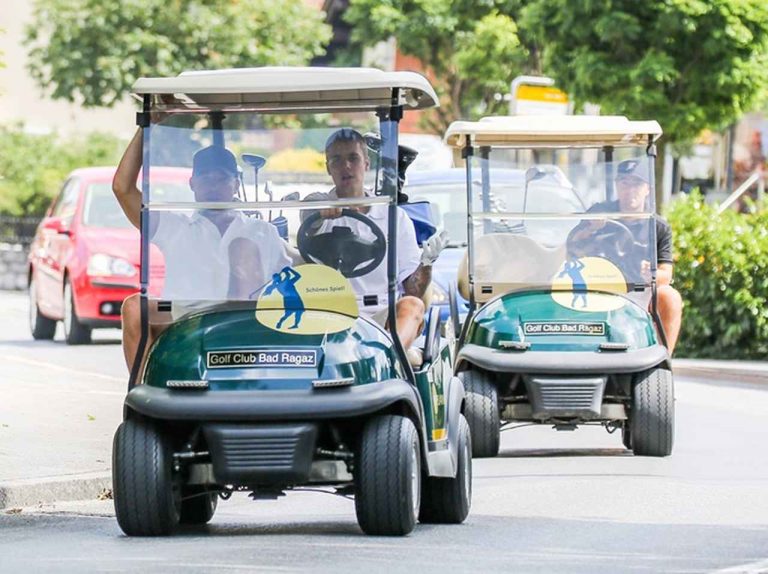 ジャスティン・ビーバー、ゴルフカートでスーパーに向かうも渋滞引き起こす