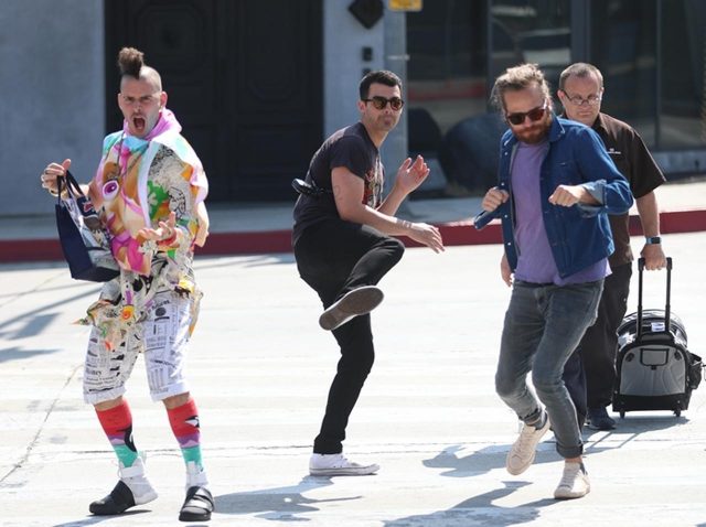 DNCEメンバー、パパラッチを見つけ「空手ポーズ」で神対応