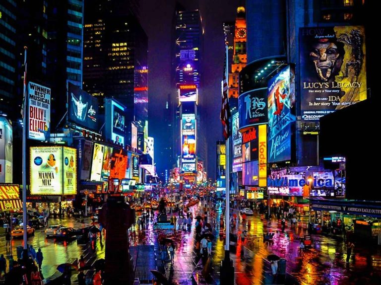 『ワンダーウーマン』女性のお尻触って、18歳の少年が逮捕される