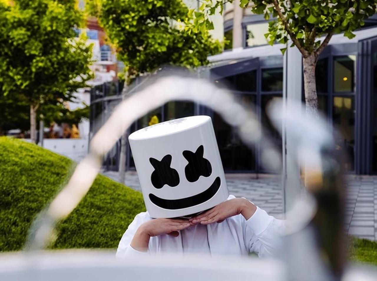 6月プライド月間に人気DJマシュメロがレインボーに染まった覆面を公開