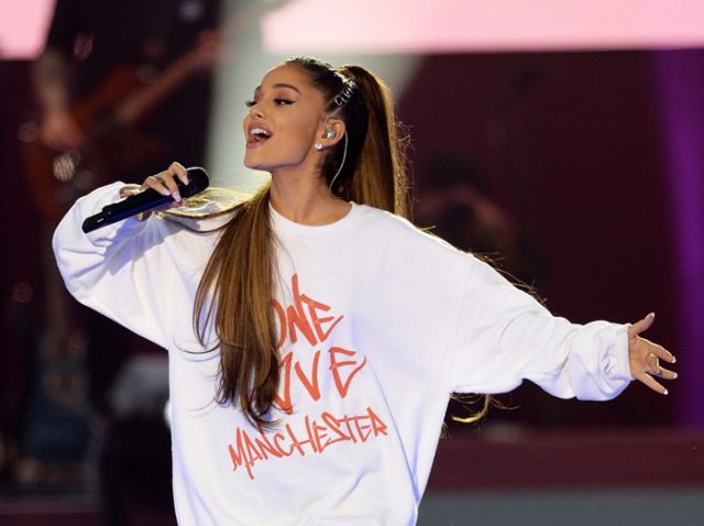 米歌手のアリアナ・グランデ、爆破テロ被害の英マンチェスターの名誉市民へ