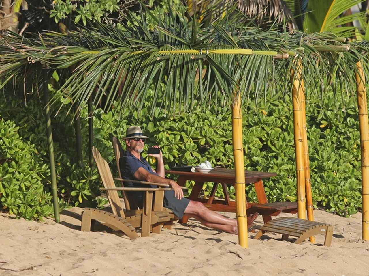 映画『007』シリーズ5代目ジェームズ・ボンド、浜辺で朝食をとる姿がダンディ