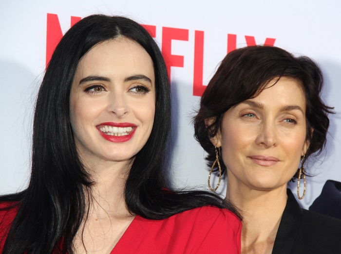 『ジェシカ・ジョーンズ』クリステン・リッターとキャリー・アン・モスが一緒に映画鑑賞