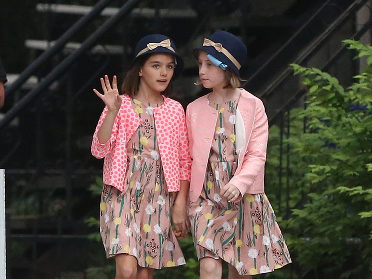 トム・クルーズ愛娘スリちゃん、友達と完璧な「双子コーデ」でディナーへ