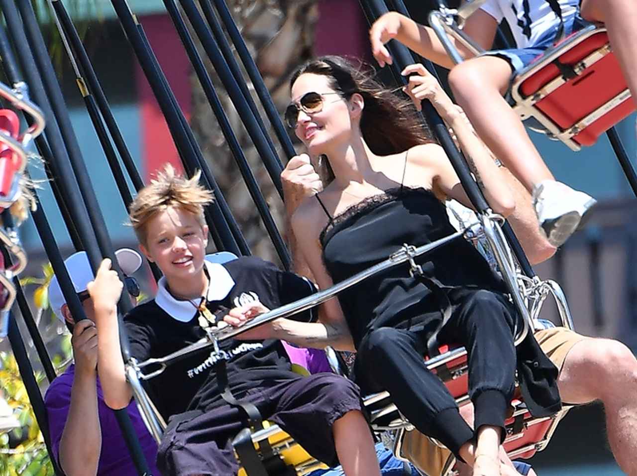 アンジェリーナ・ジョリー、子供たちとディズニーランドで大はしゃぎ