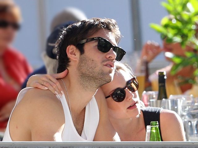 ドラマ『リベンジ』のエミリー・ヴァンキャンプとジョシュ・ボウマン、ラヴラヴ写真集