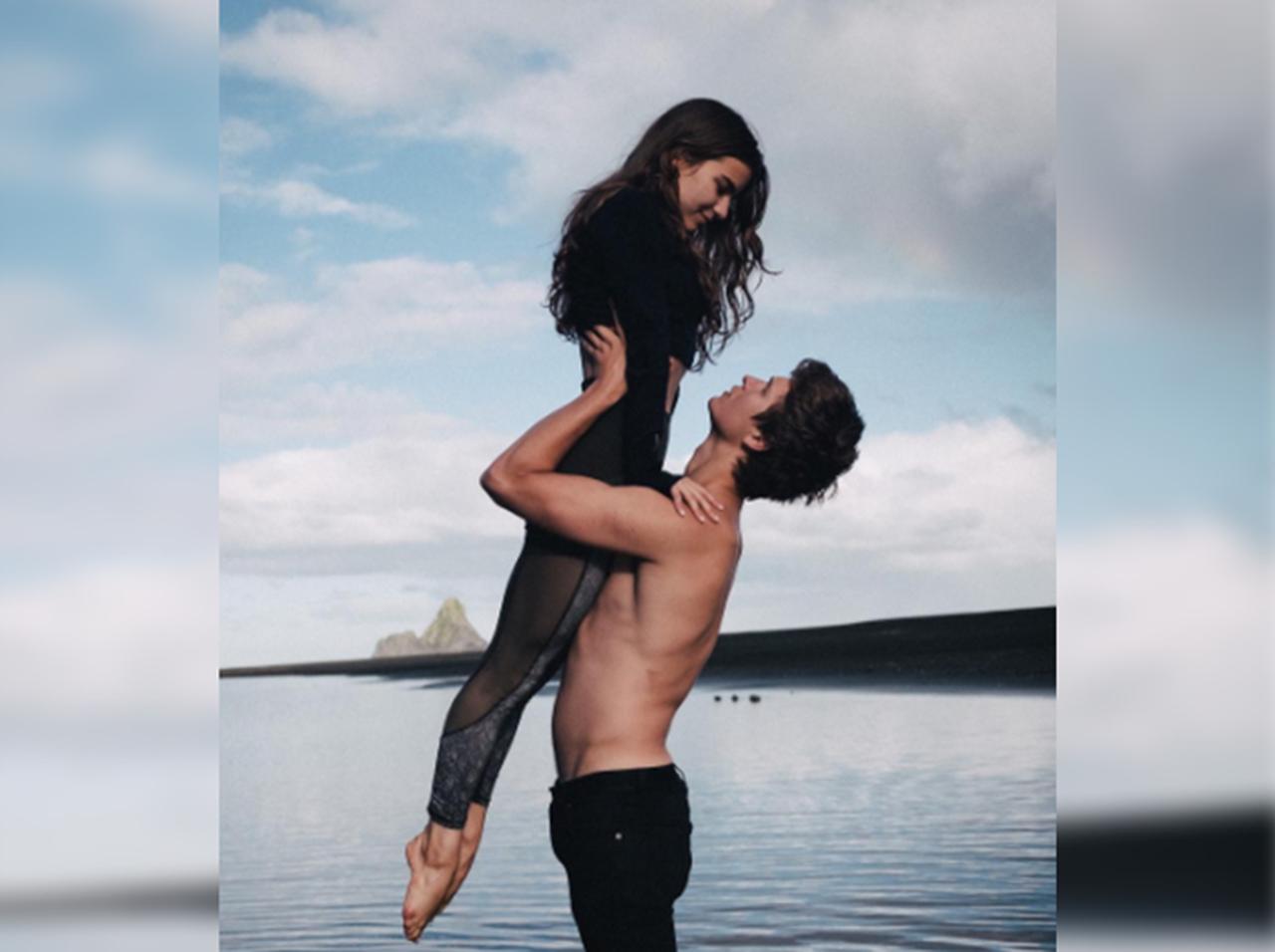 今大注目の若手俳優アンセル・エルゴート、学生時代から交際中の彼女への愛が止まらない