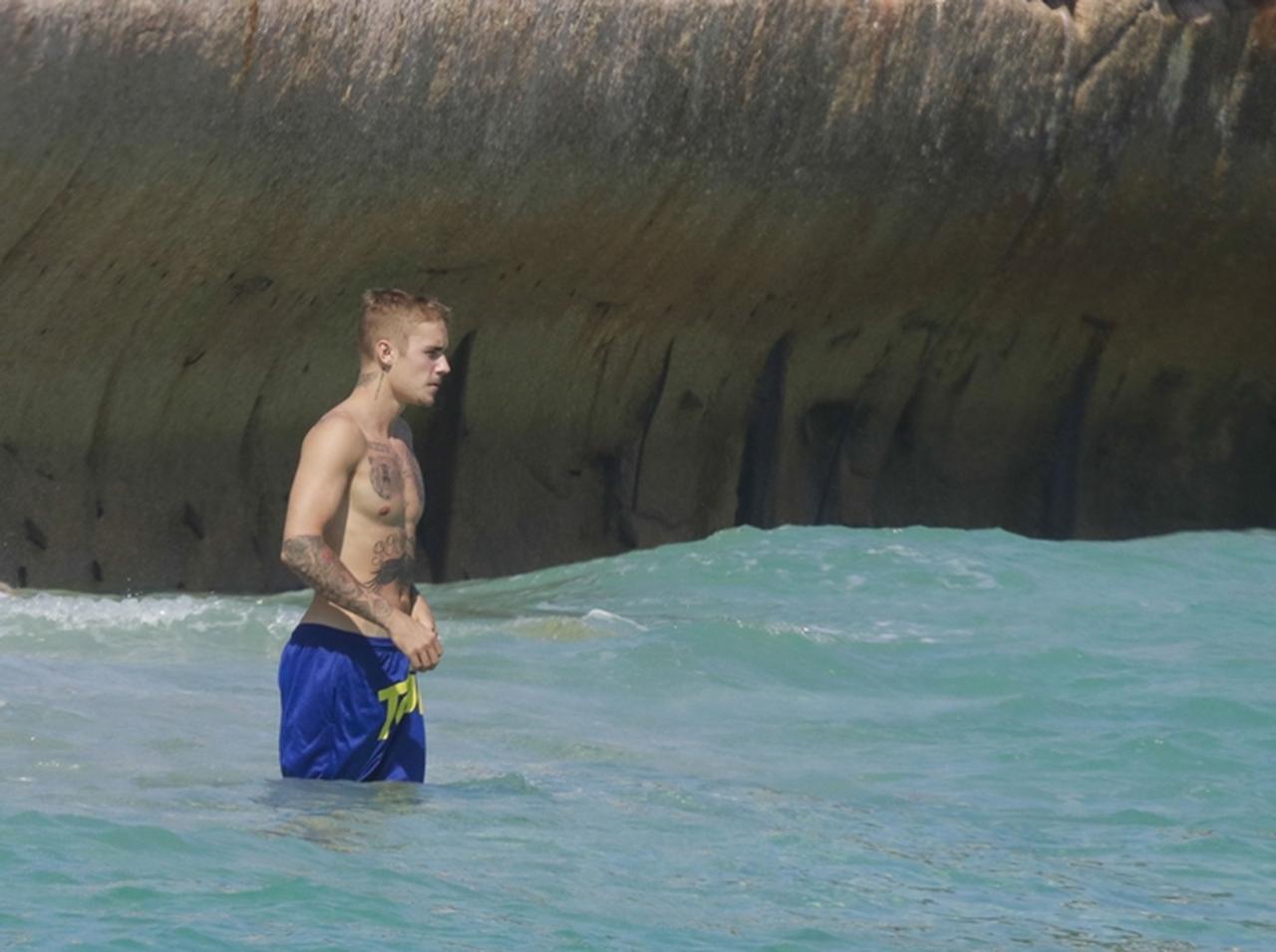 ジャスティン・ビーバー、お尻が見えている!?ひやひやの腰パン水着スタイル