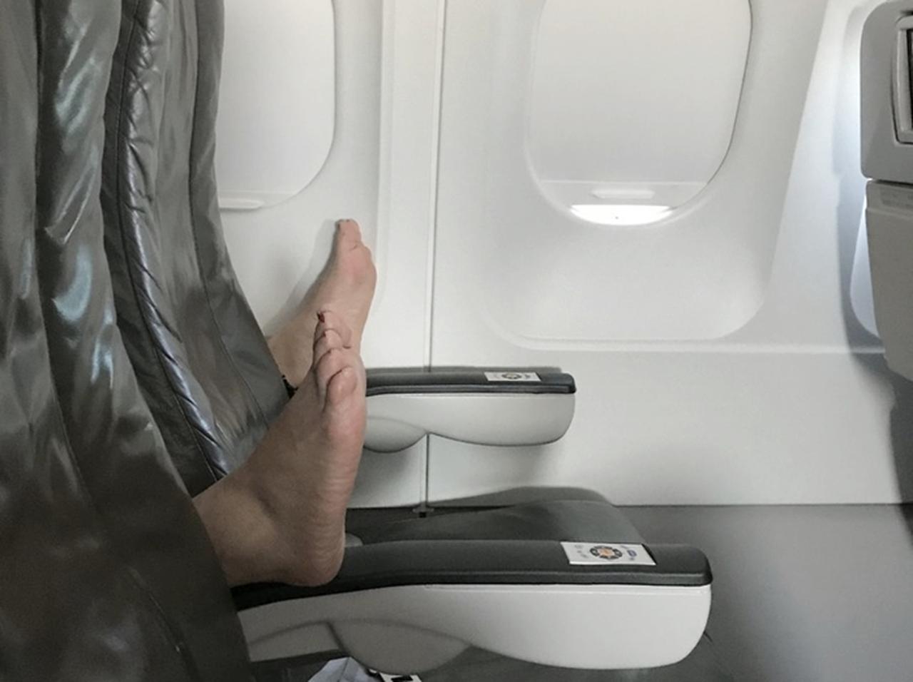 飛行機の座席の両脇から2本の足がにょっきり…米女性が経験した悪夢