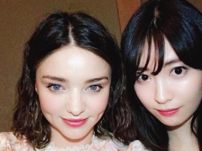 来日中のミランダ・カー、元AKBのこじはると仲良しディナー