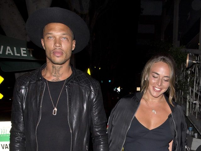 ゲス不倫で離婚を突きつけられたイケメンすぎる犯罪者、不倫相手と堂々のデート