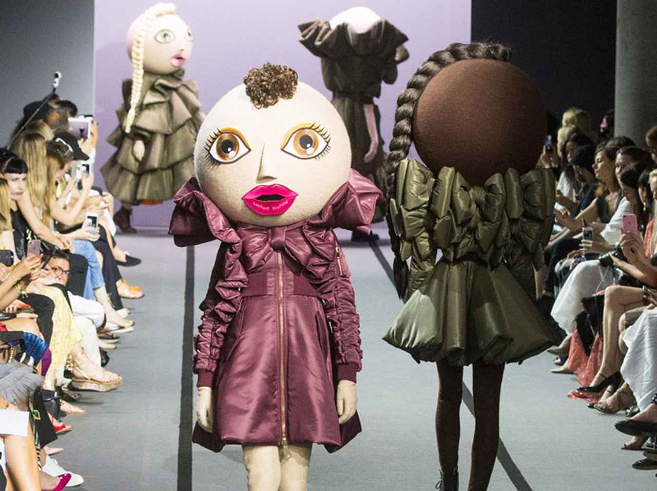 有名ブランドのランウェイにキモかわいい巨大なお面を着けたモデルが登場し騒然