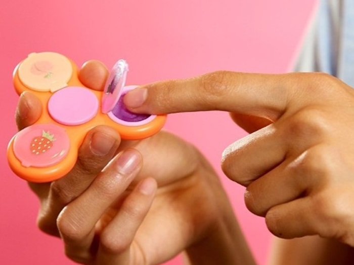 人気がついにここまで!リップクリーム付きのハンドスピナーが発売